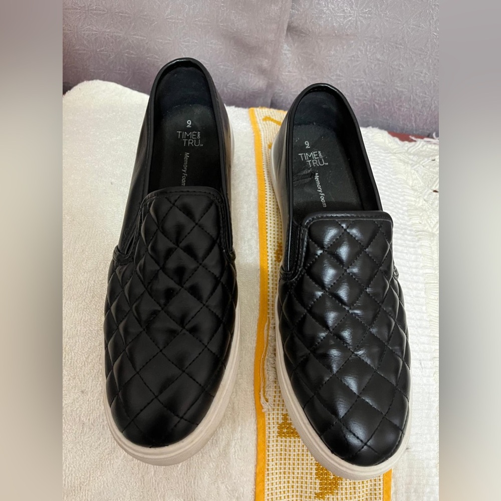 (52) Time and Tru Quilted Black Wome’s Moccasin